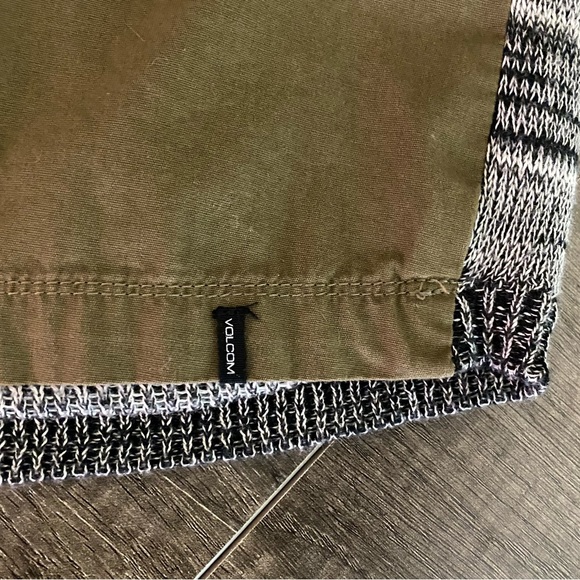 Volcom Green Cargo Button Down Long Sleeve Jacket with Pockets & Pattern Back - Picture 5 of 8